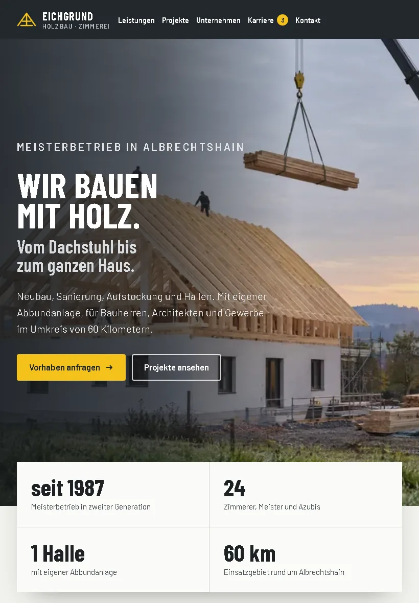 Startseite von Holzbau Eichgrund nach der Neukonzeption: Baustellenbild mit klarer Überschrift und Anfrageknopf, auf dem Tablet