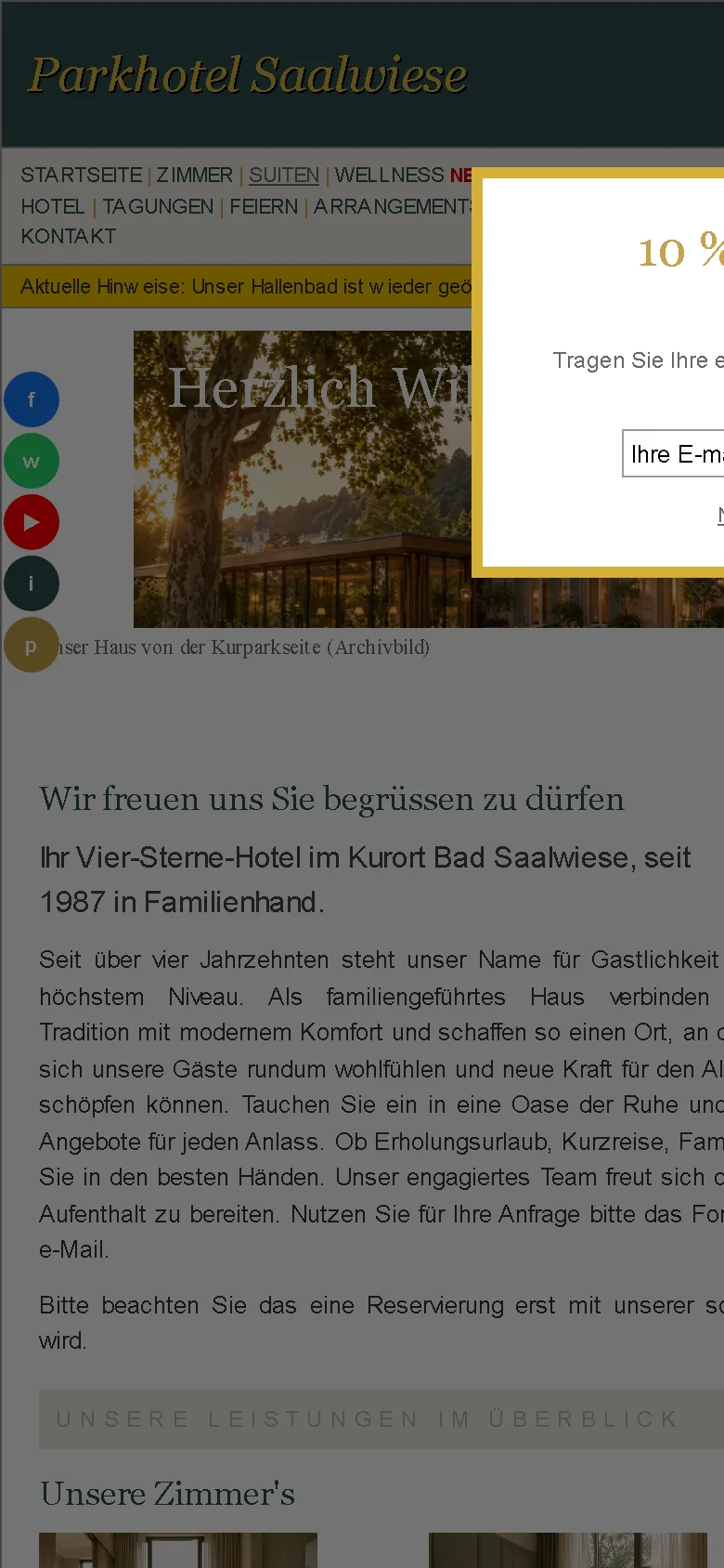 Die alte Startseite des Parkhotels Saalwiese: dunkelgrüne Kopfleiste, siebzehn Menüpunkte doppelt im Balken und in der linken Spalte, ein 468 Pixel breites Werbebanner mit weißer Schrift auf hellem Himmel, rechts eine Wand aus Siegeln, darüber ein Rabatt-Popup, auf dem Handy